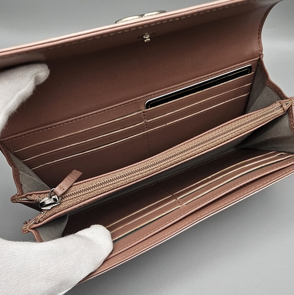 🩷CHANEL Rose Gold Quilted Patent Leather Wallet/Clutch🩷 - Picture 8 of 17